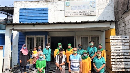 Foto bersama dengan romo ... rt 03 rw 04 ... puskesmas.... kader...--